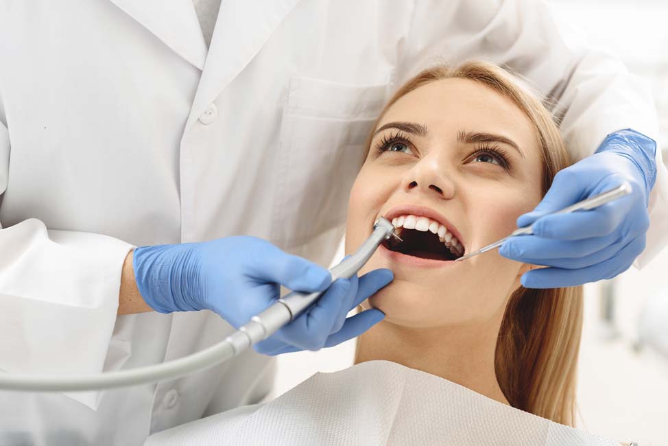 Zahnarzt bei Zahnreinigung